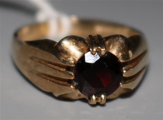 A Victorian style 9ct gold and garnet set ring, size Q.
